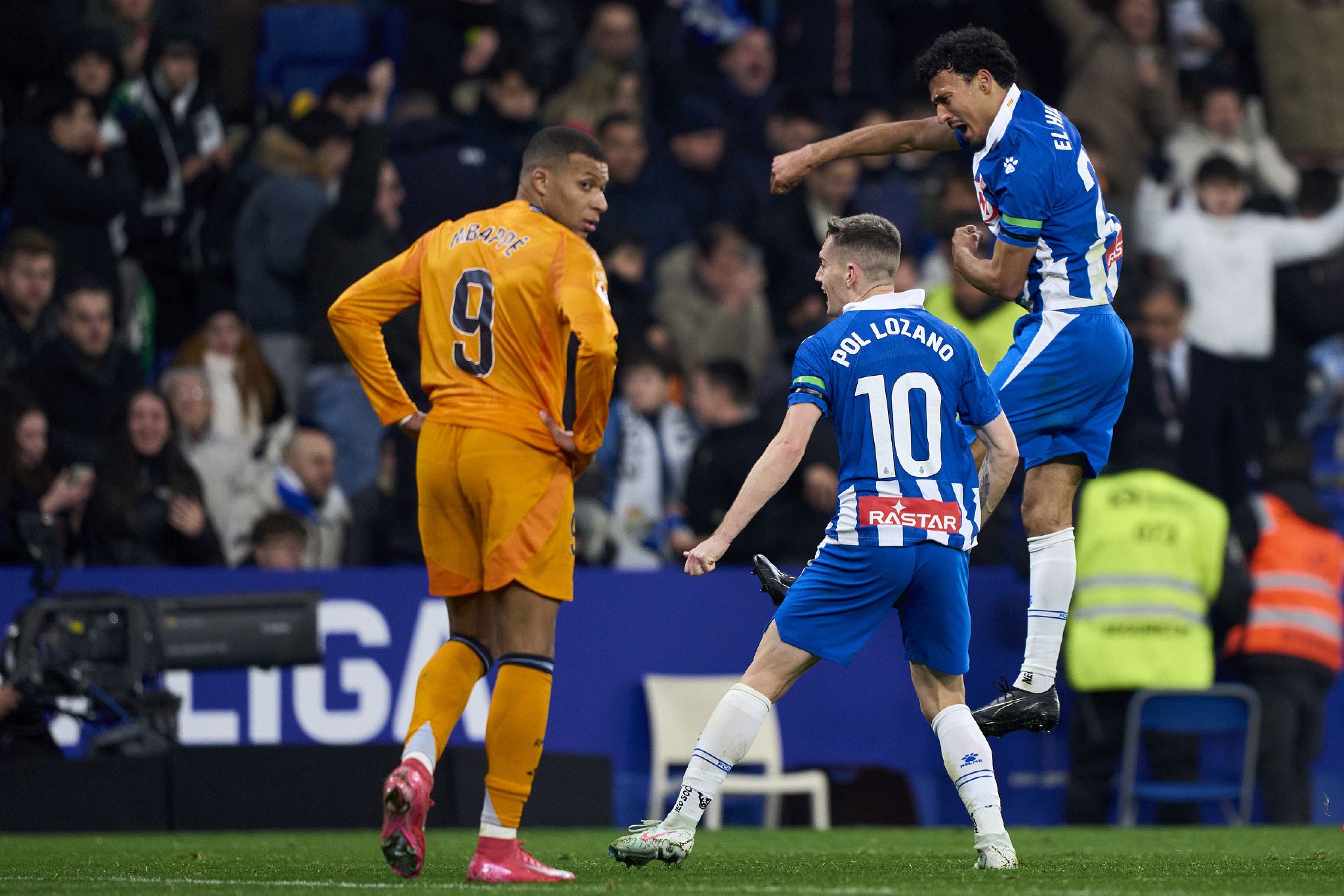 包含皇马遭遇意外失利，前景堪忧的词条