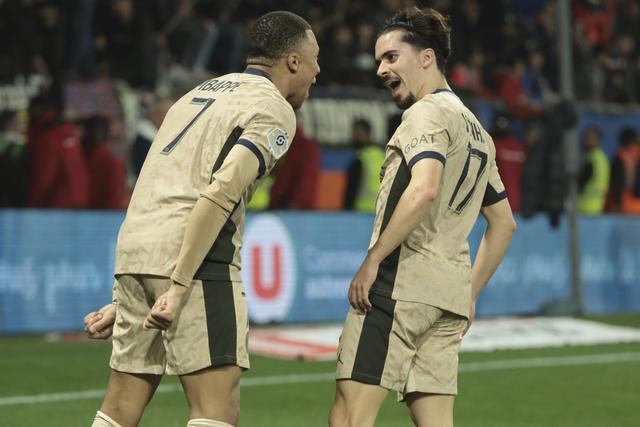 马赛球迷尽情庆祝，赞颂法国联赛胜利