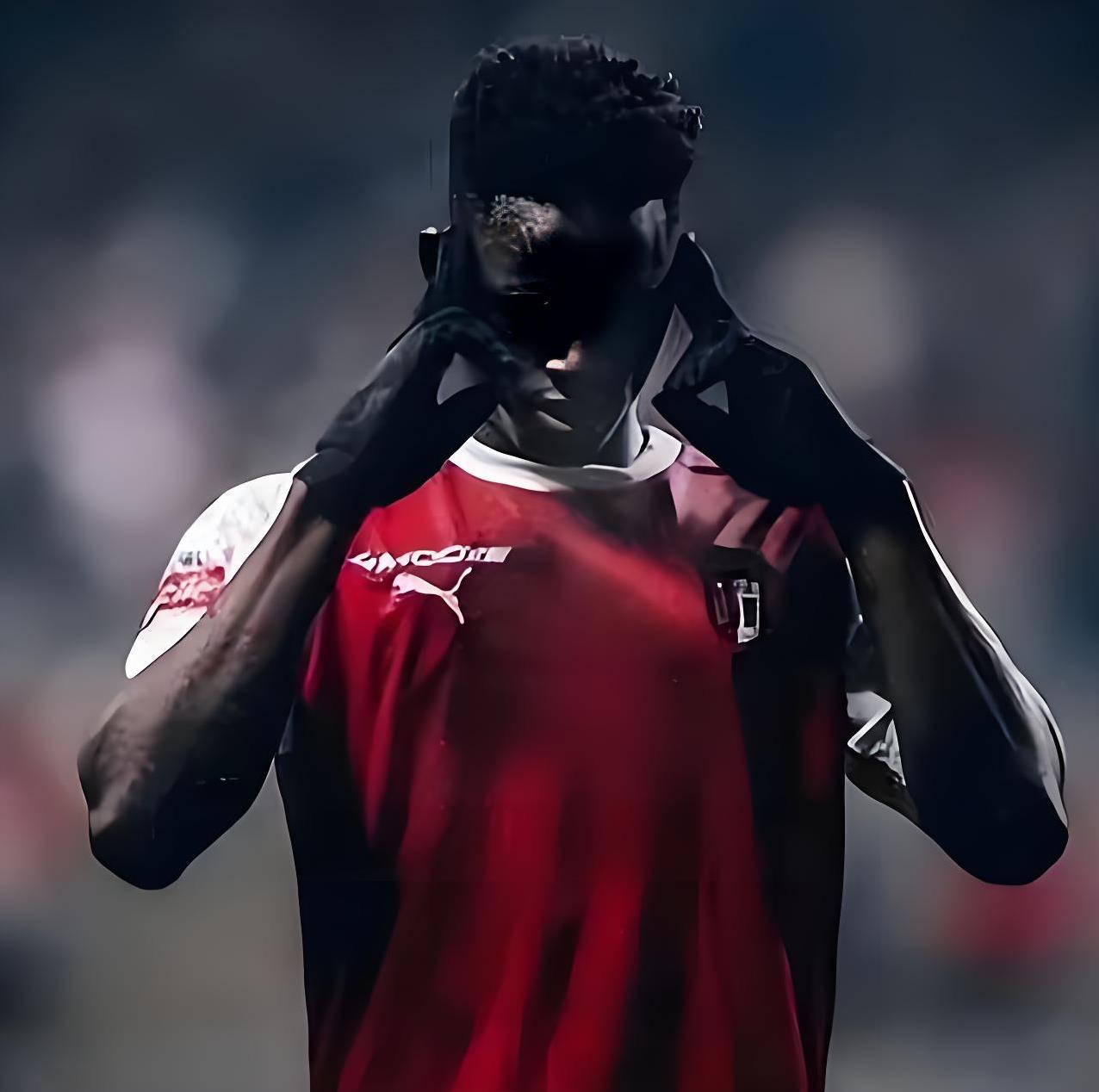 B体育网页版入口-曼联门将出现争议，球迷质疑其立场