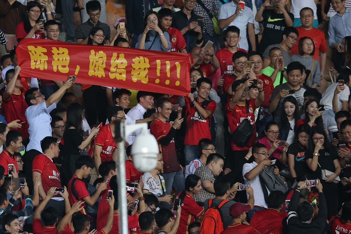 亚冠比赛现场气氛火爆,球迷狂热助威 亚冠比赛现场气氛火爆,球迷狂热助威