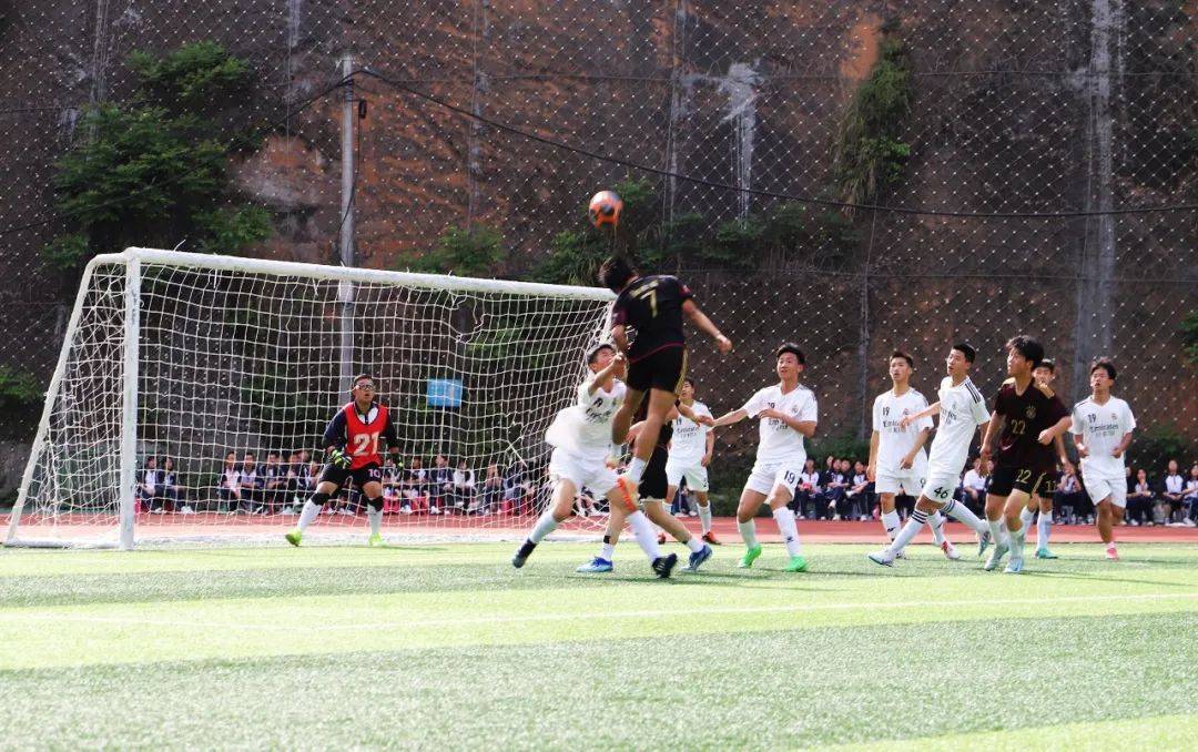 观赛一队猛猛发威，足球比赛现场气氛炽热的简单介绍