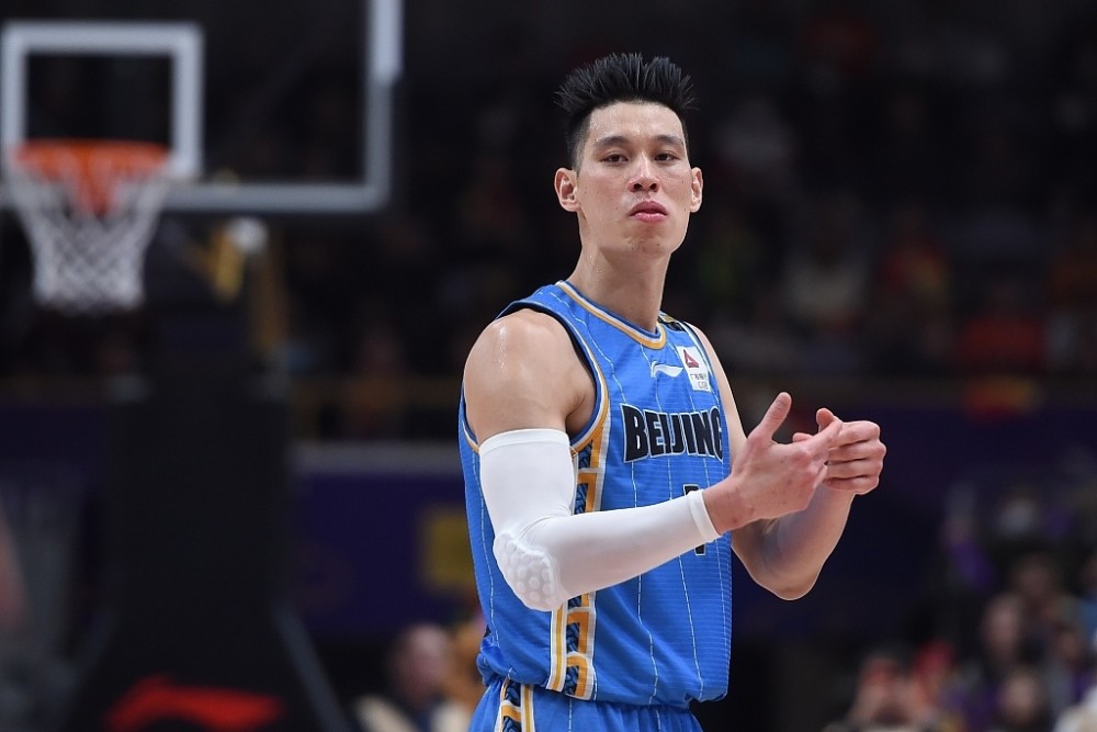 包含北极洲篮球联赛首轮竞技火爆，球迷狂热追捧的词条