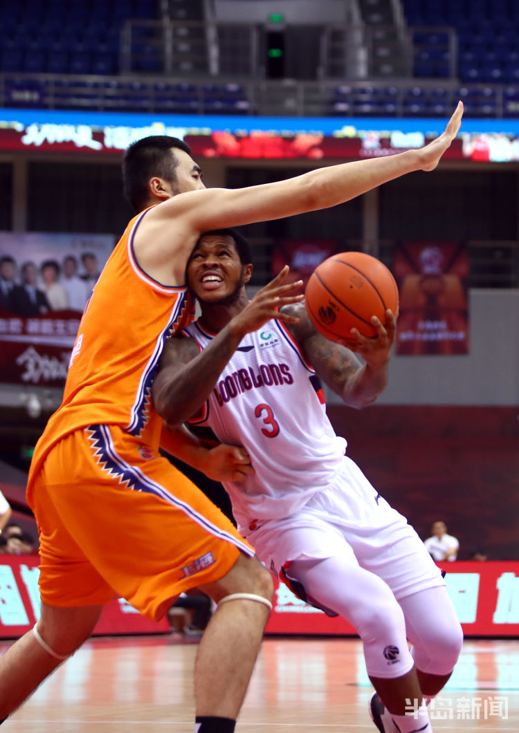 包含南非队奋力拼搏，不懈追赶领先对手的词条