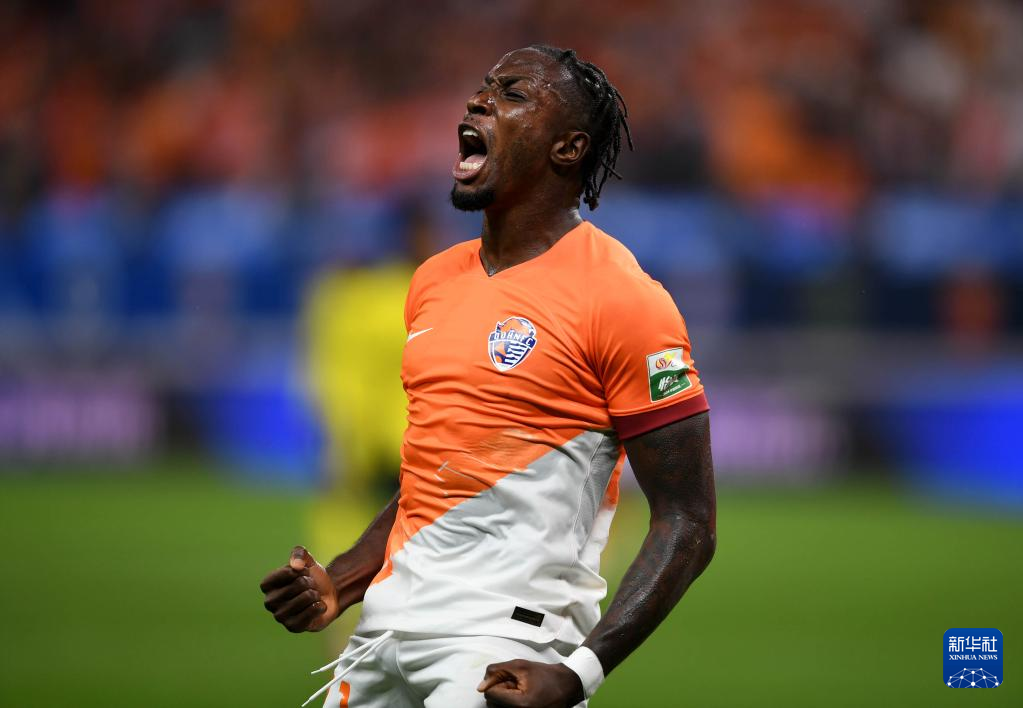 新赛季国内职业足球热火朝天，球员技艺精湛的简单介绍