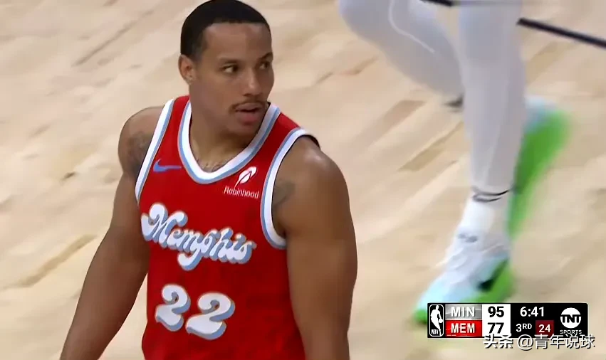 包含灰熊队在主场不敌对手落后季后赛的词条