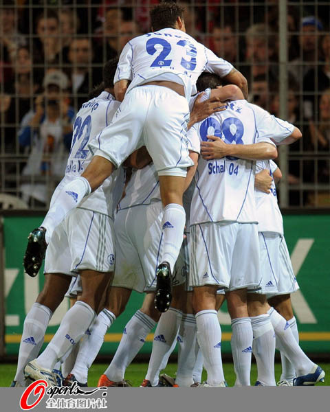 沙尔克04力克科隆,客场取胜封王的简单介绍 沙尔克04力克科隆,客场取胜封王的简单介绍