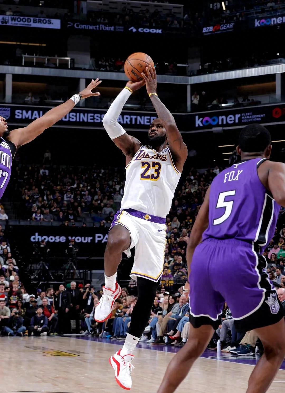 包含湖人球迷集体庆祝队史荣誉,铭记辉煌往事的词条 包含湖人球迷集体庆祝队史荣誉,铭记辉煌往事的词条