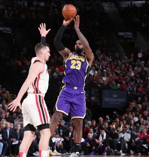 B体育官方-湖人擒下开拓者，豪取十连胜