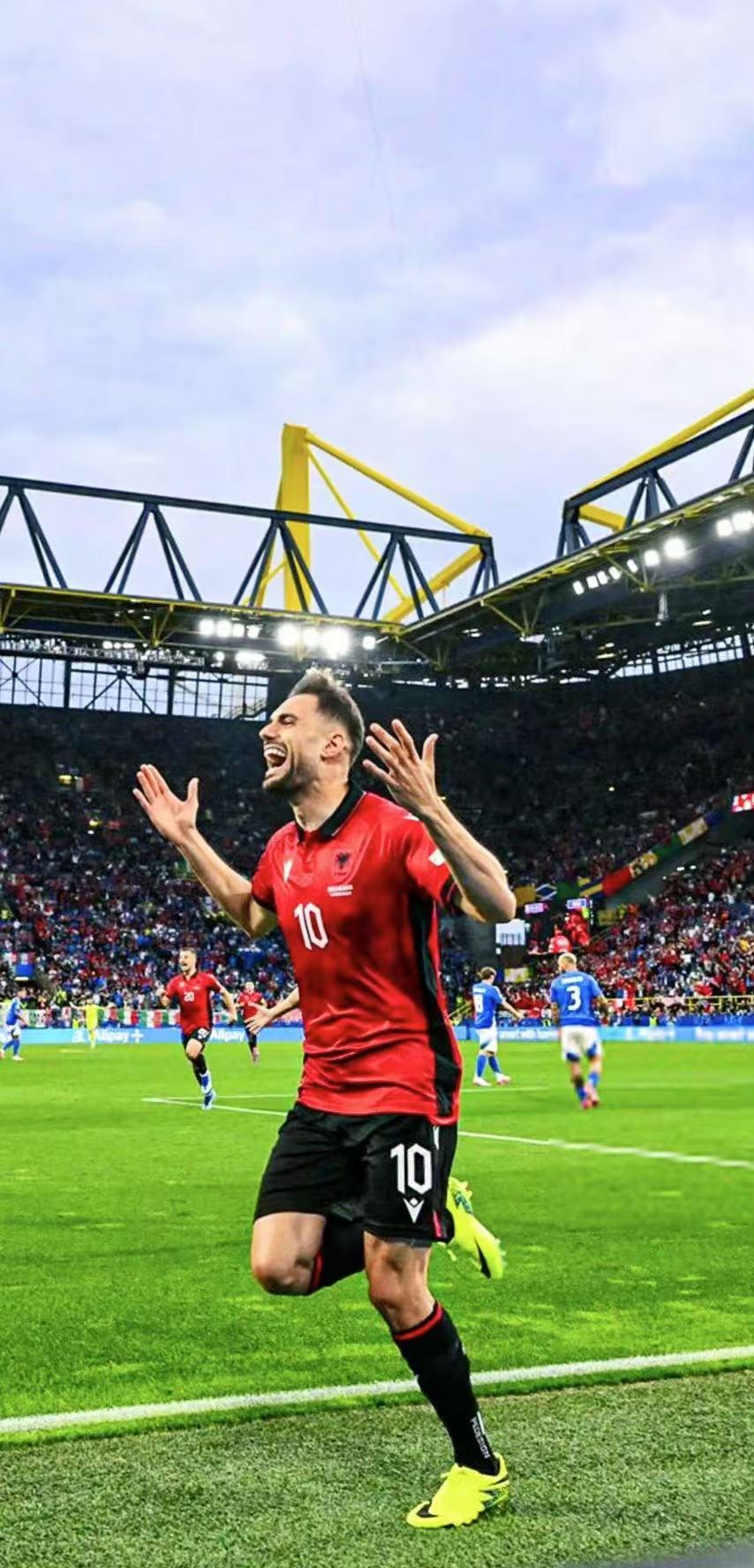 阿尔巴尼亚队在比赛中全力拼搏获得成功 阿尔巴尼亚队在比赛中全力拼搏获得成功